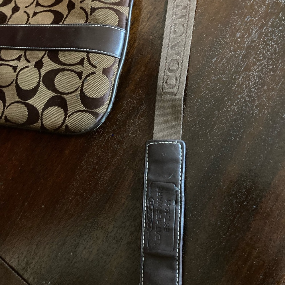 COACH BROWN CROSSBODY WITH GUITAR SIGNATURE EMBOSSED STRAPS SHOULDERBAG - Picture 2 of 8